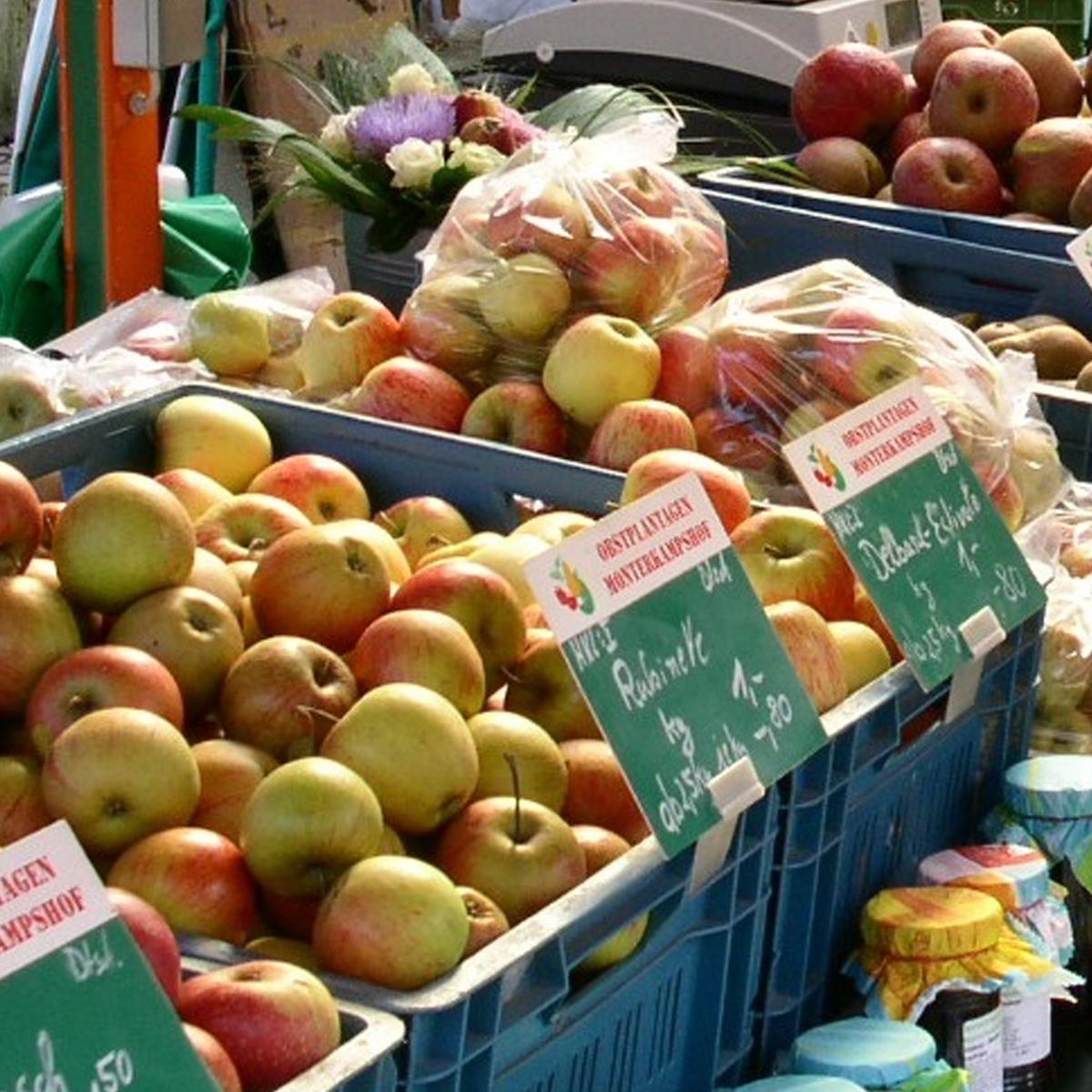 Äpfel an einem Marktstand